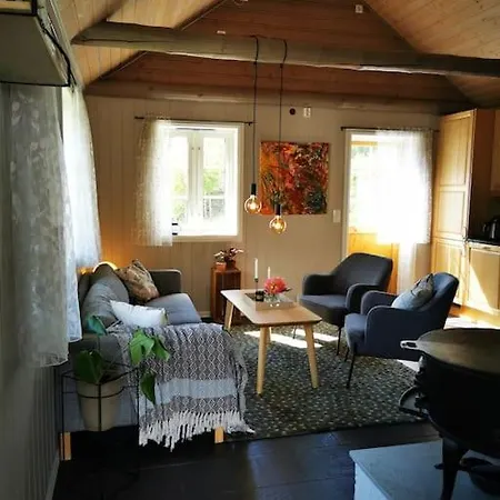 Feriehus Nydelig Lite Hus Med Egen Vedfyrt Baksteovn. Kaupanger