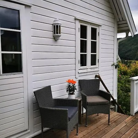 Nydelig Lite Hus Med Egen Vedfyrt Baksteovn. *