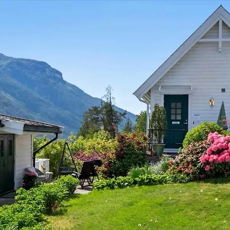 Vakantiehuis Nydelig Lite Hus Med Egen Vedfyrt Baksteovn. *
