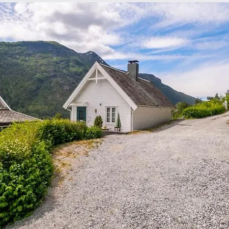 Nydelig Lite Hus Med Egen Vedfyrt Baksteovn.