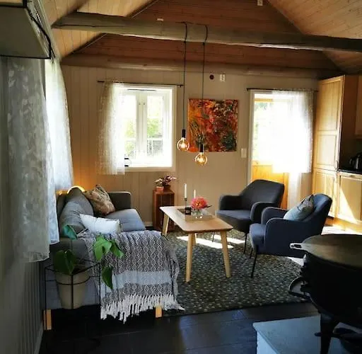 Feriehus Nydelig Lite Hus Med Egen Vedfyrt Baksteovn. Kaupanger