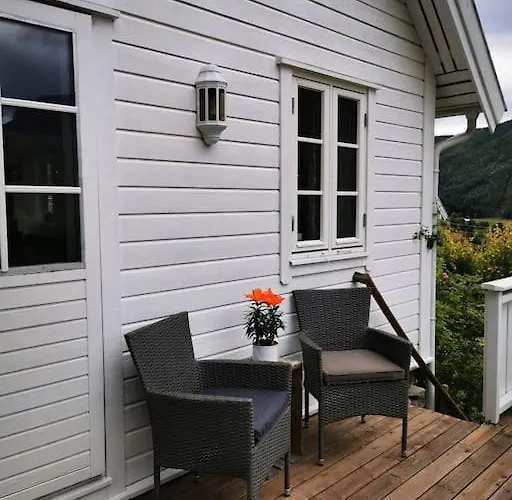 Nydelig Lite Hus Med Egen Vedfyrt Baksteovn. *