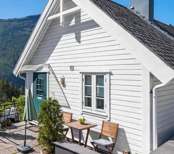 Nydelig Lite Hus Med Egen Vedfyrt Baksteovn. Feriehus *
